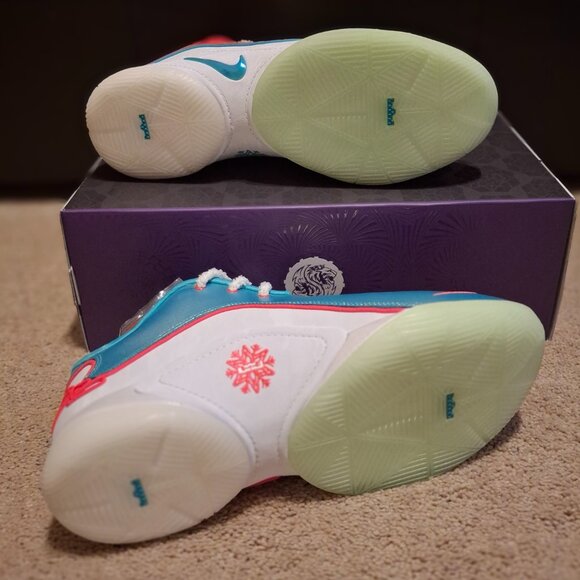 Nike Men's Size 10 LeBron 22 Christmas Pack - Limelight HV5148-600 Glow In Dark - Picture 6 of 6